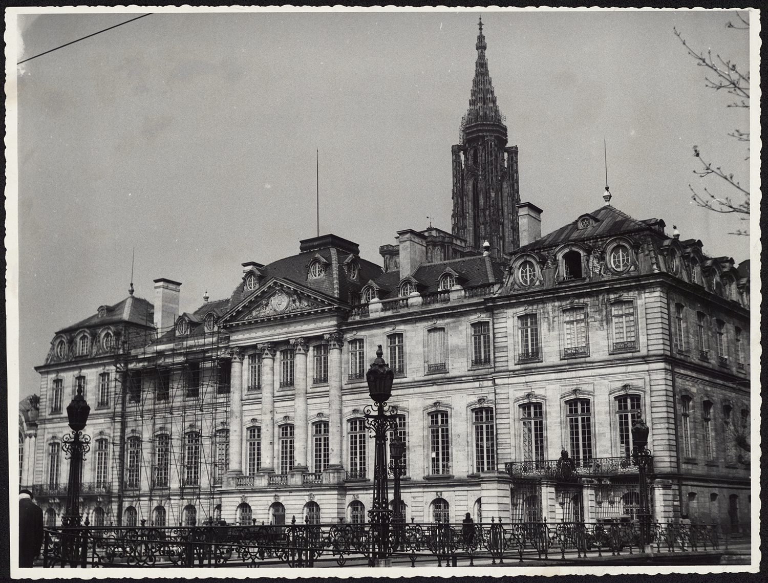 Vue d'ensemble de la façade sud depuis le quai des Bateliers.