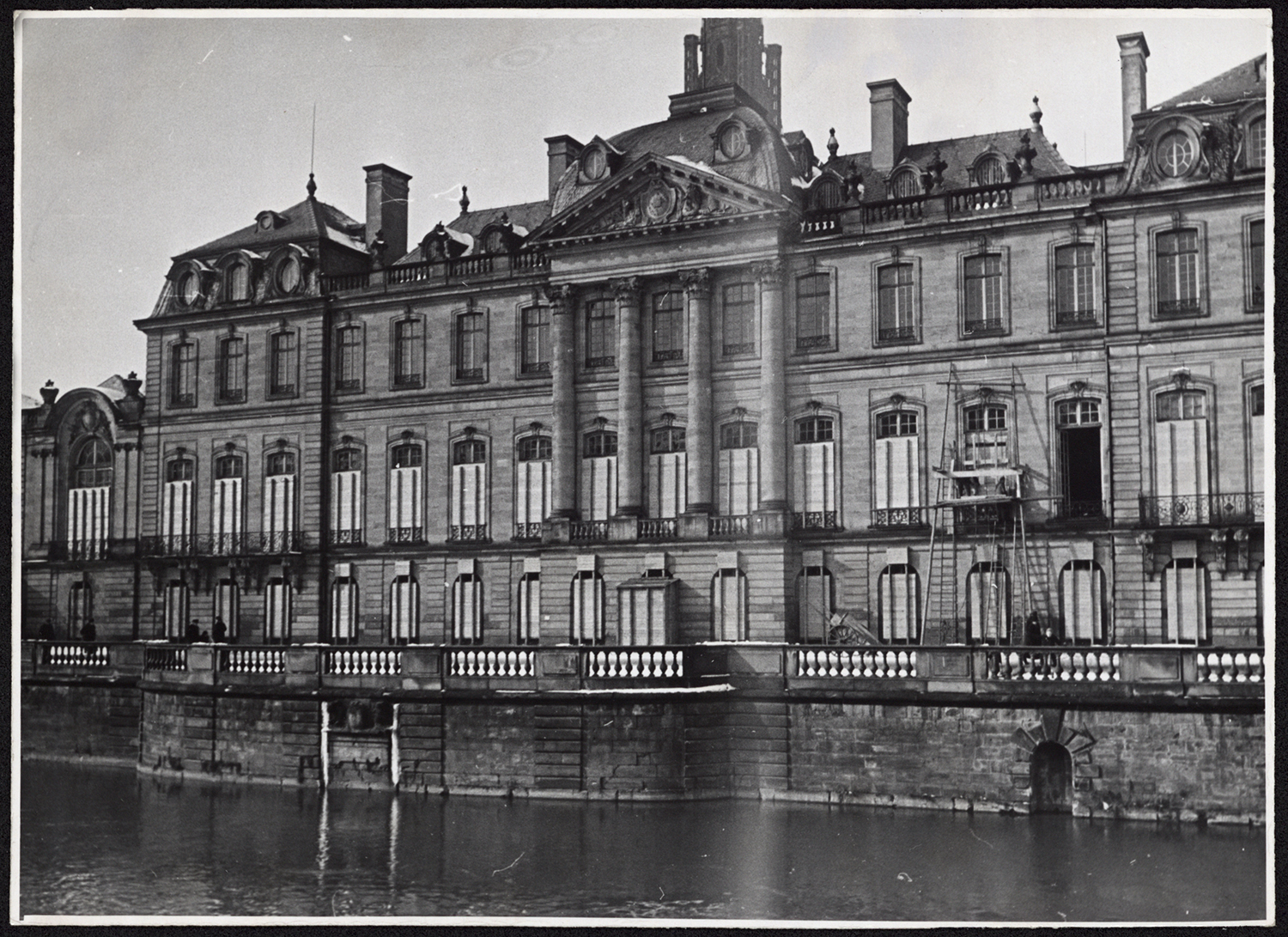 Vue d'ensemble de la façade sud depuis le quai des Bateliers.