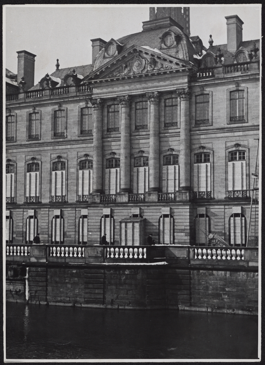 Vue de détail de la façade sud depuis le quai des Bateliers.