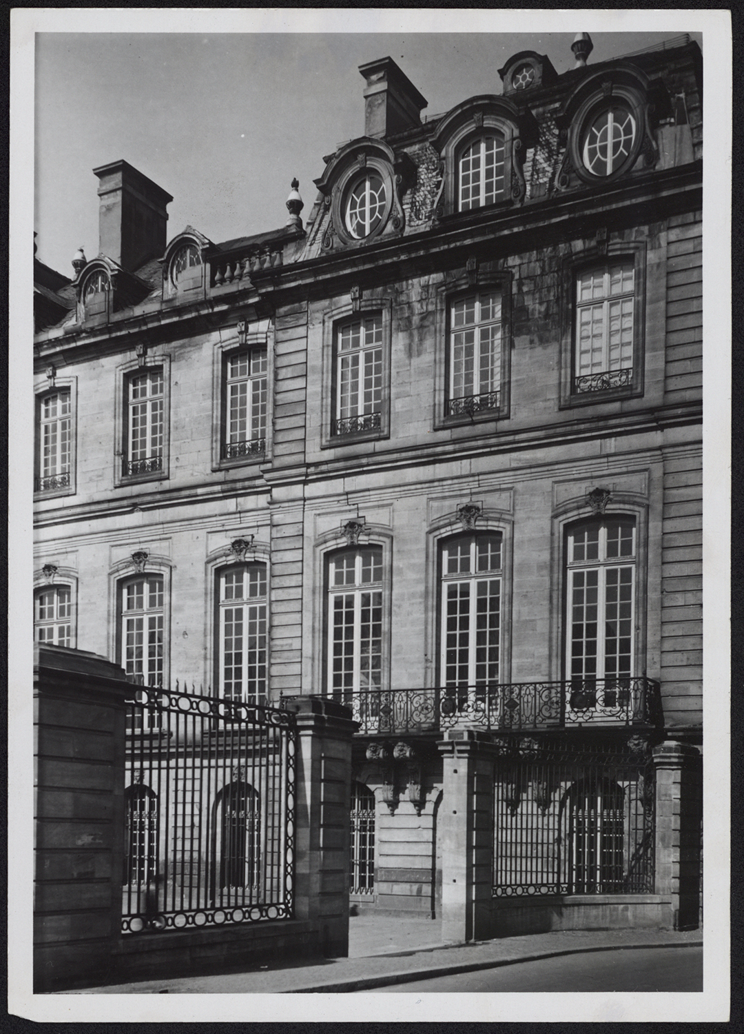 Vue de détail du pavillon d’angle est de la façade sud.