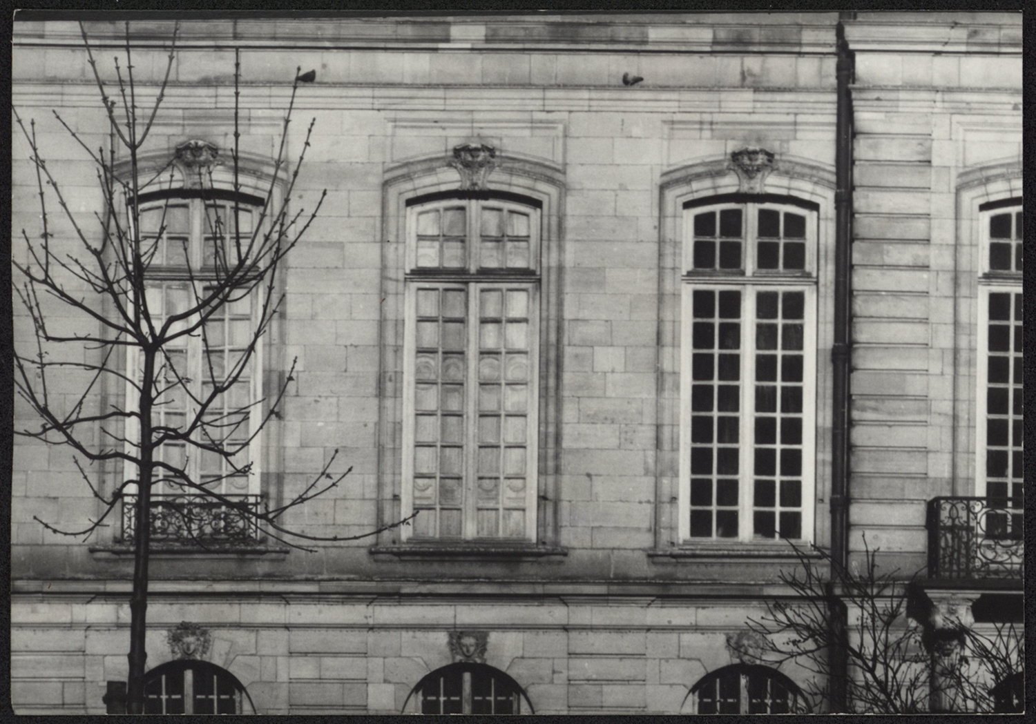 Vue de détail du premier étage du pavillon d’angle est de la façade sud. 