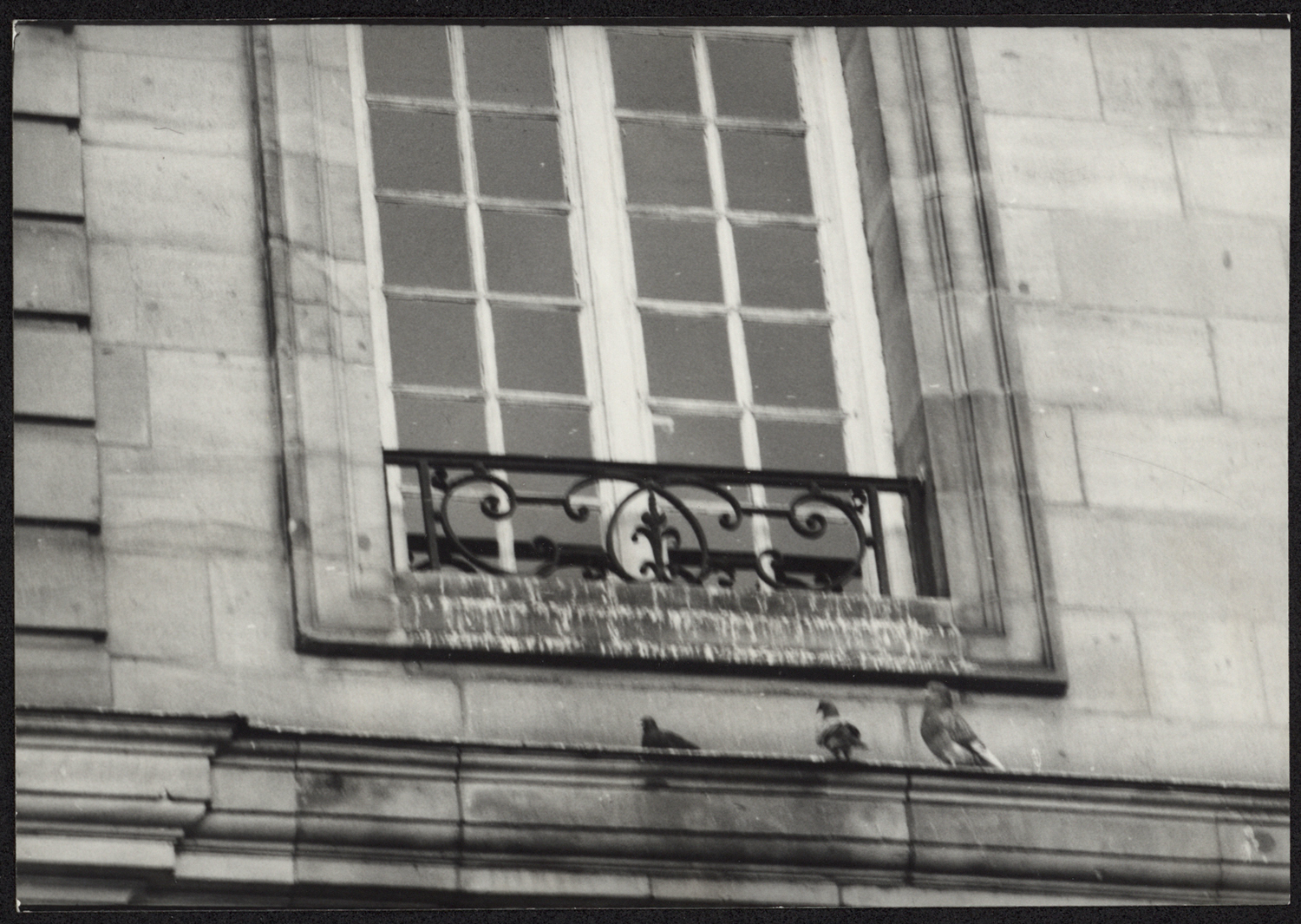 Vue de détail d'une baie du deuxième étage de la façade sud.