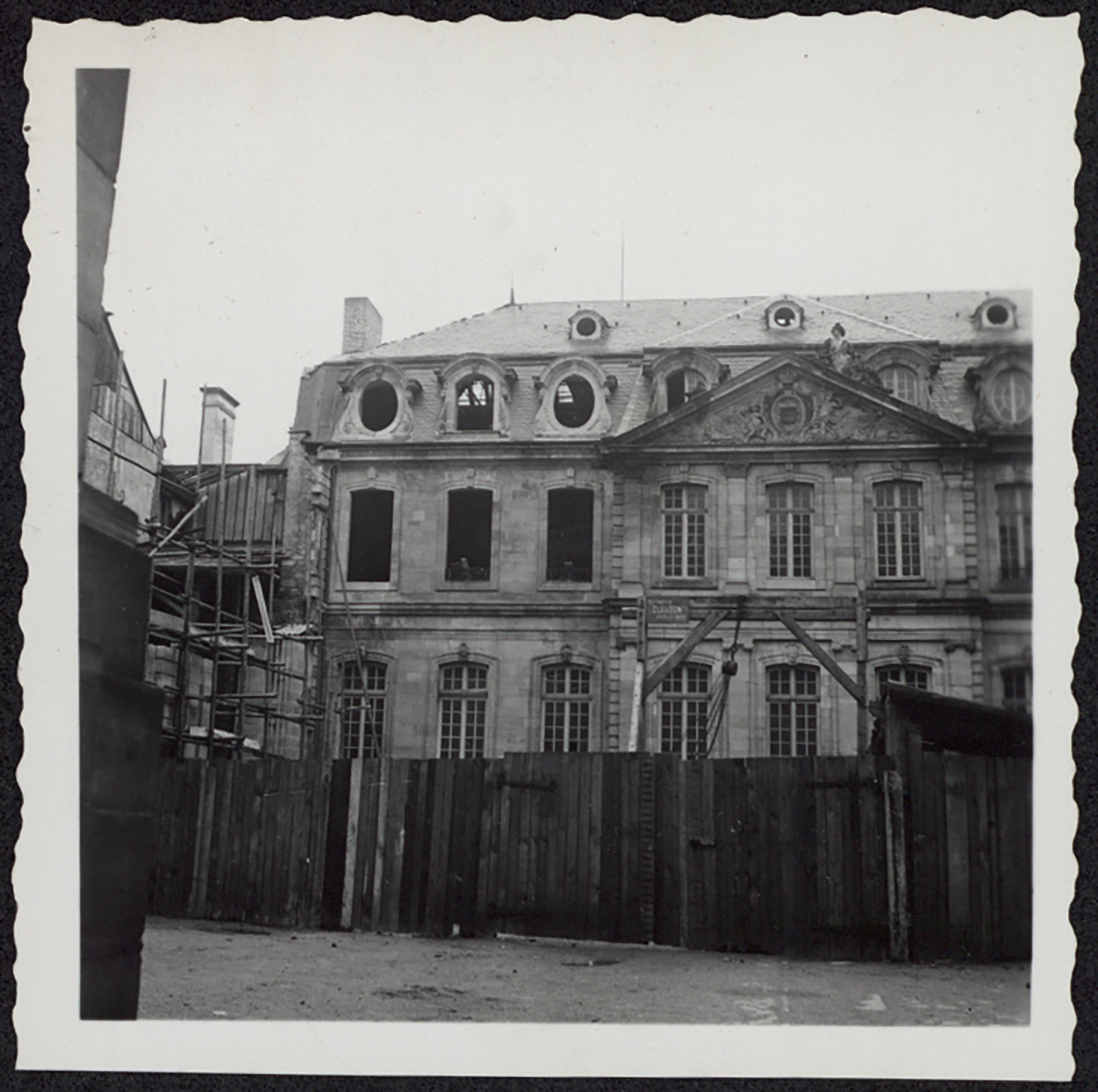 Vue d’ensemble des travaux de restauration de la façade nord du corps du logis. 