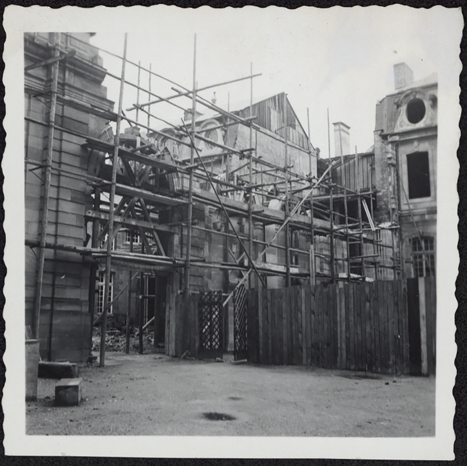 Vue d’ensemble des travaux de restauration du pavillon sud-est.