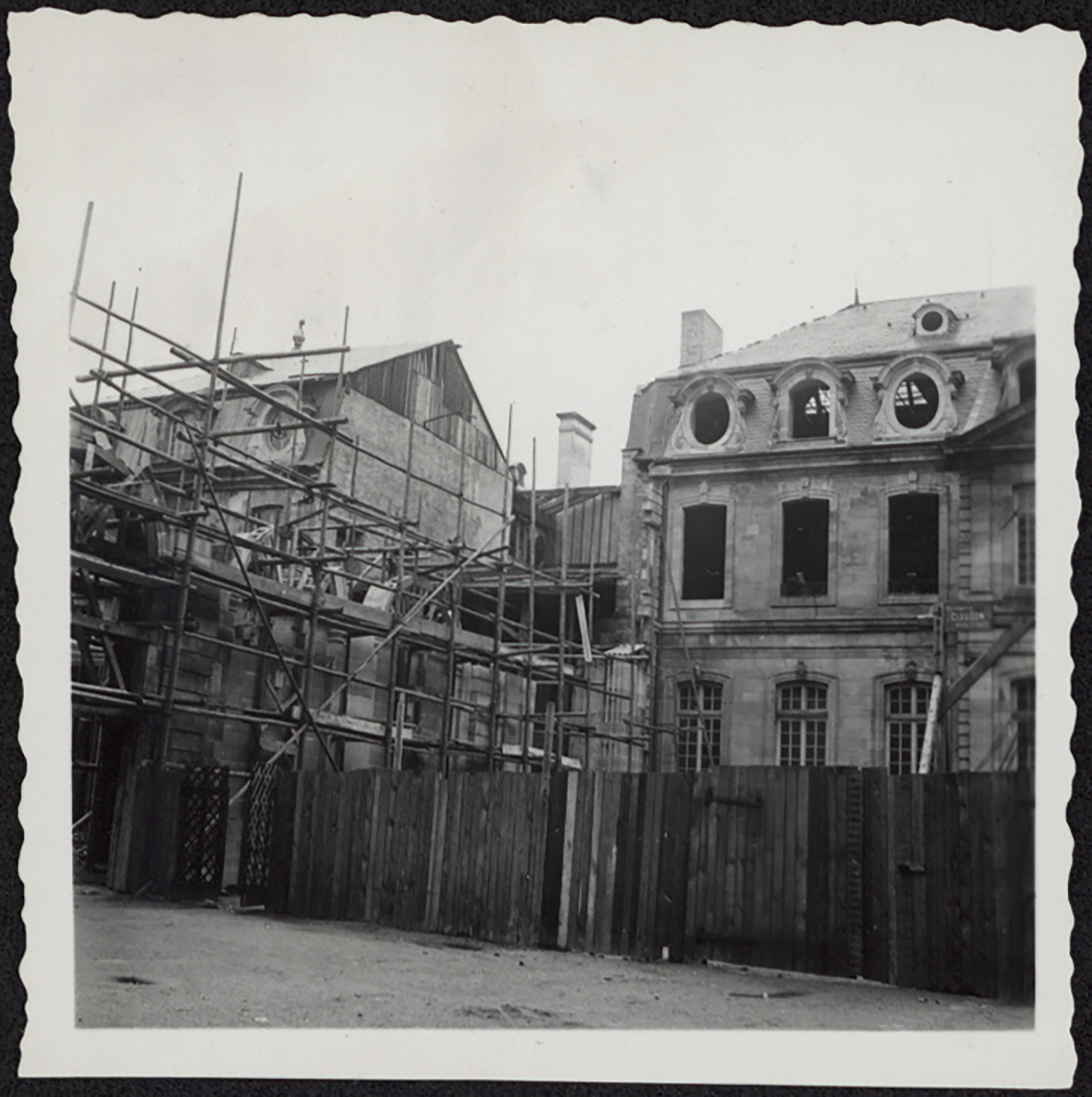 Vue d’ensemble des travaux de restauration de l’angle sud-est.