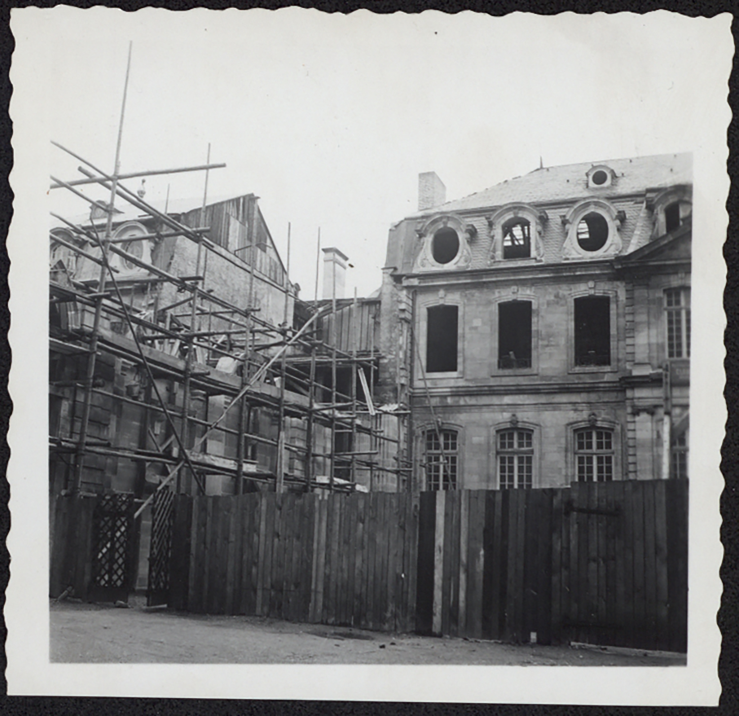 Vue d’ensemble des travaux de restauration de l’angle sud-est.