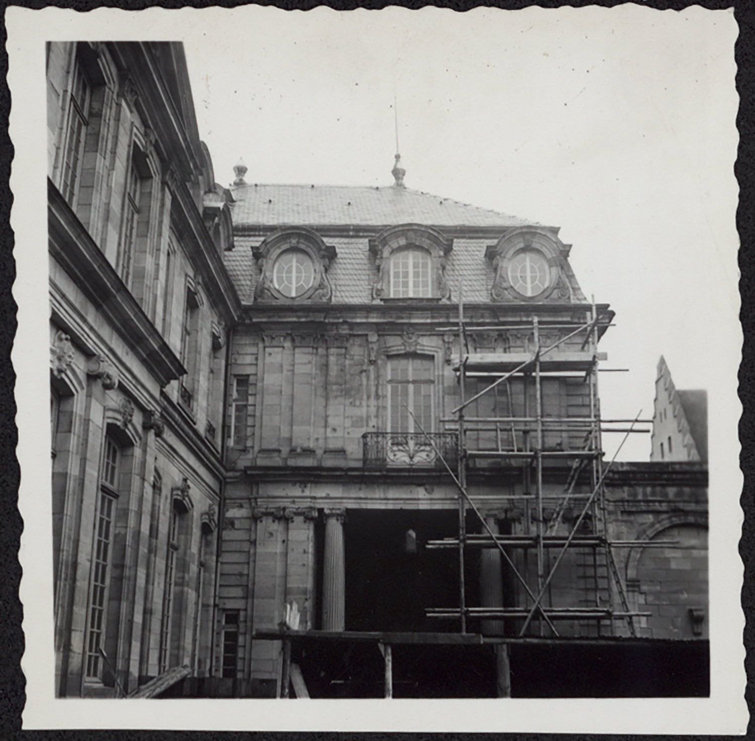 Vue d’ensemble des travaux de restauration du pavillon sud-ouest.