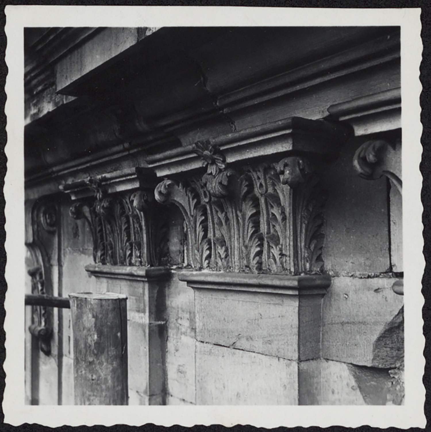 Vue de détail d’un chapiteau corinthien d'un pilastre du pavillon sud-ouest.