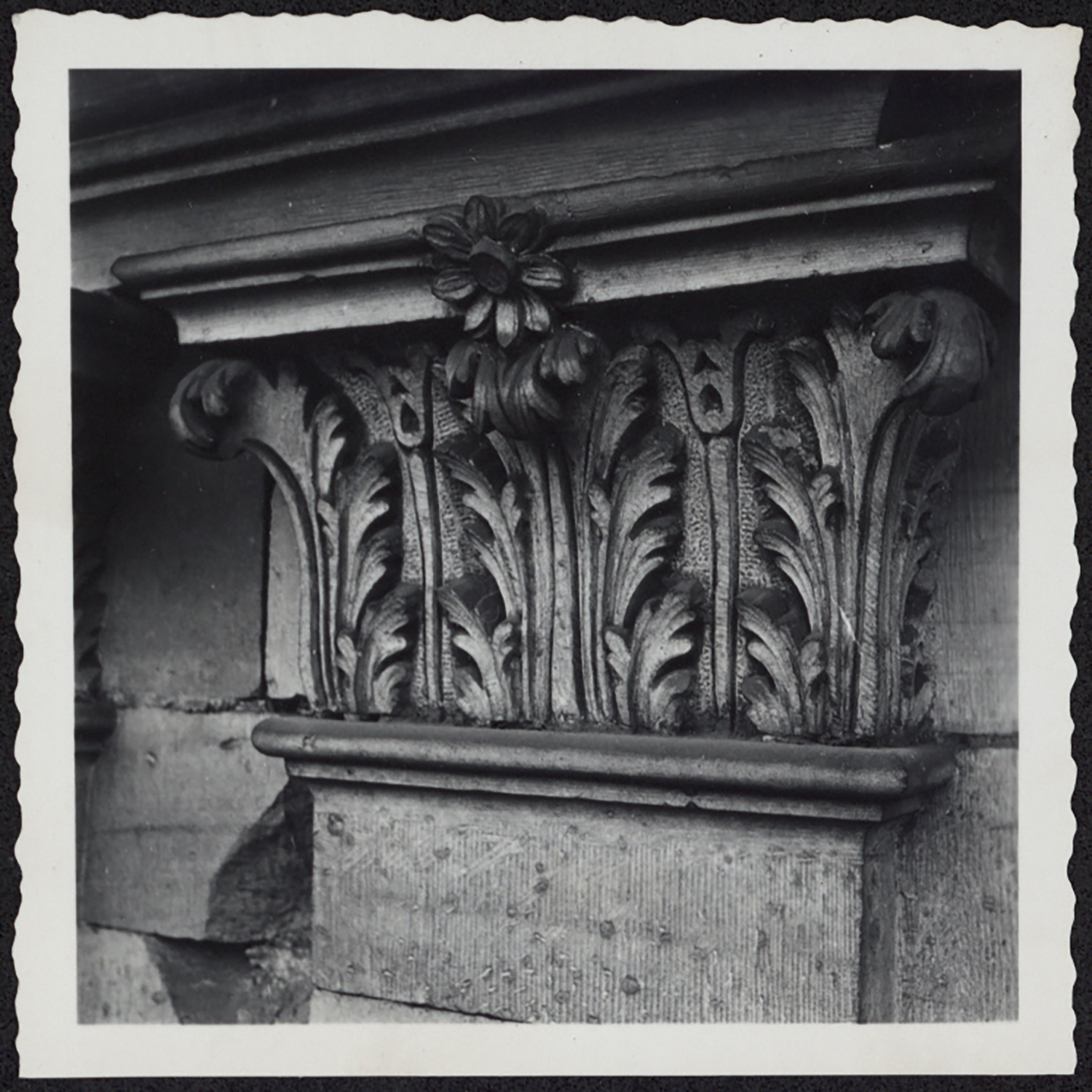 Vue de détail d’un chapiteau corinthien d'un pilastre du pavillon sud-ouest.