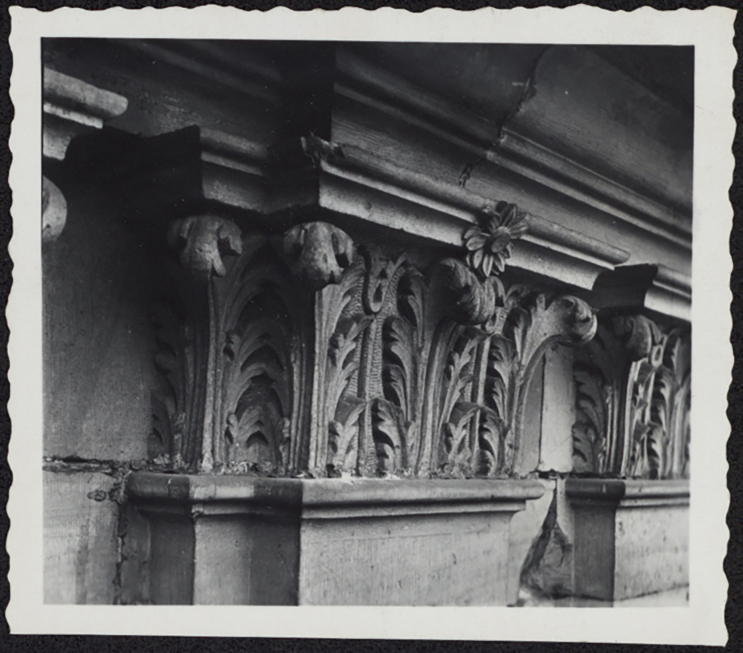 Vue de détail d’un chapiteau corinthien d'un pilastre du pavillon sud-ouest.