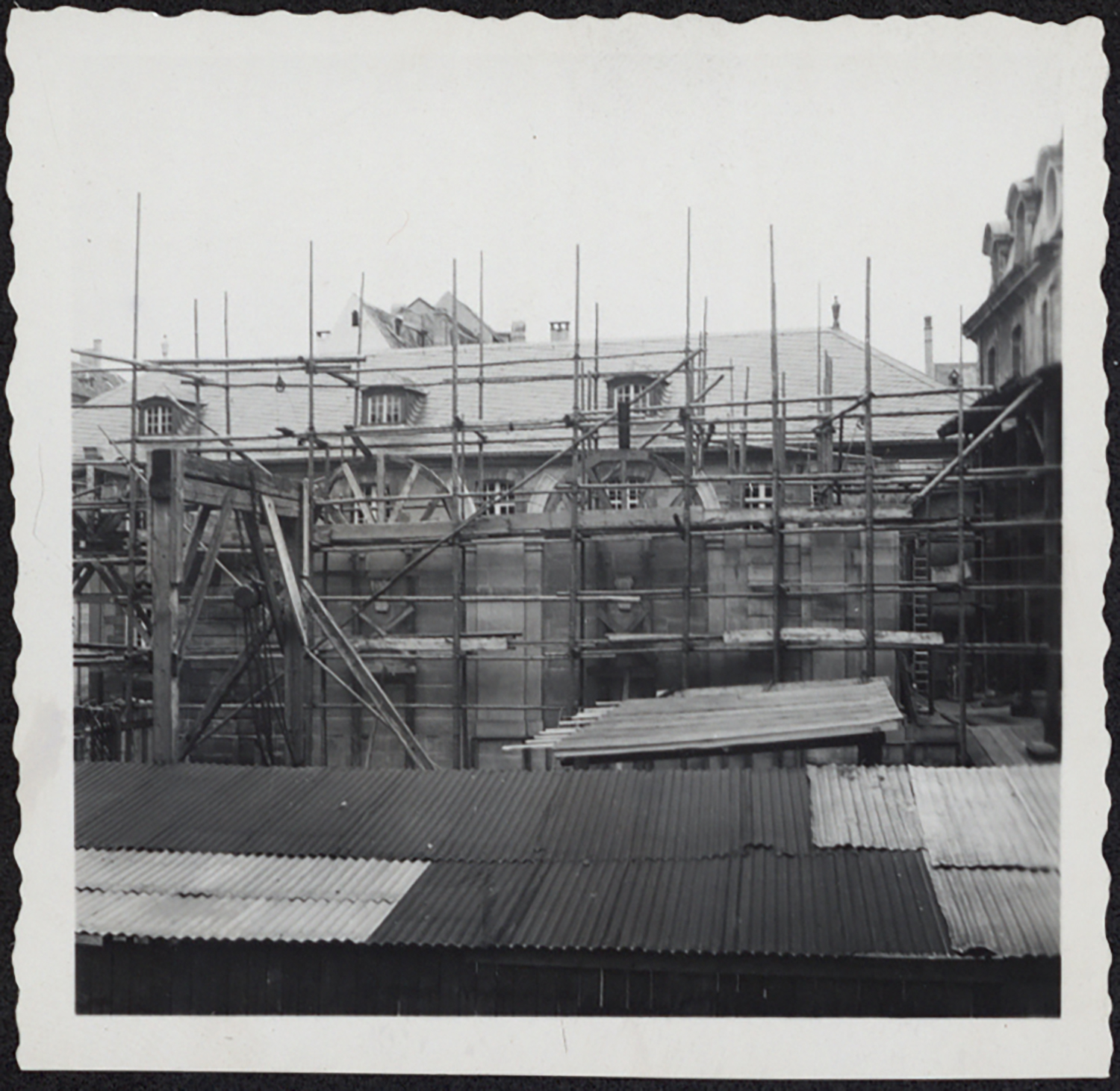 Vue d’ensemble des travaux de restauration sur le mur est de la cour d’honneur.