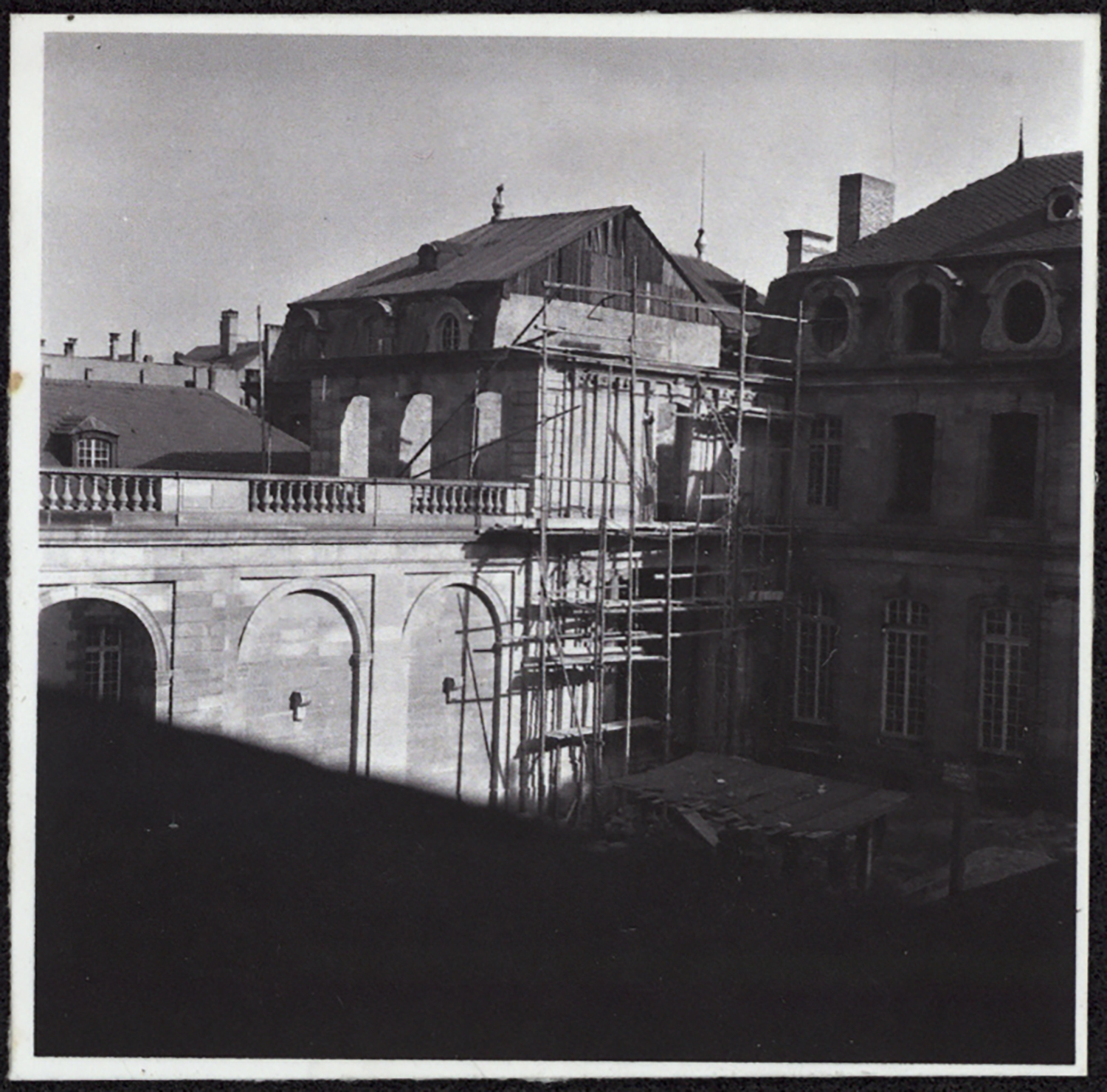 Vue d'ensemble des travaux de restauration de l'angle sud-est.