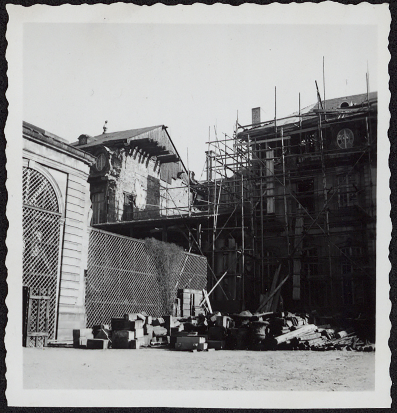 Vue d'ensemble des travaux de restauration de la brèche de l’angle sud-est du corps de logis.