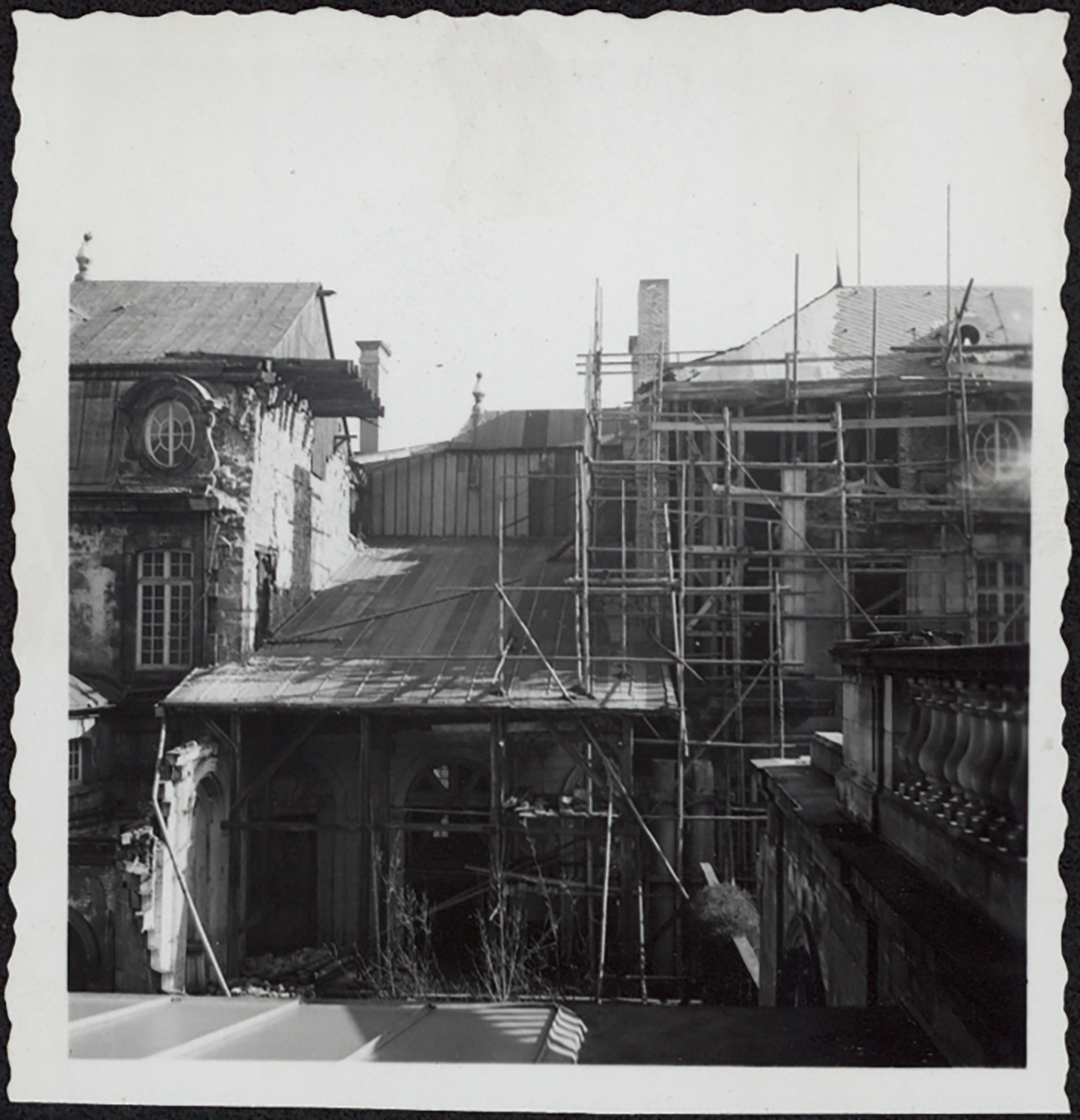 Vue d'ensemble des travaux de restauration de la brèche de l’angle sud-est du corps de logis depuis la cour secondaire.