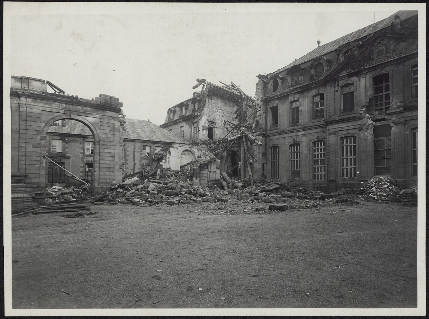 Vue d'ensemble des dommages de guerre sur l'angle sud-est.