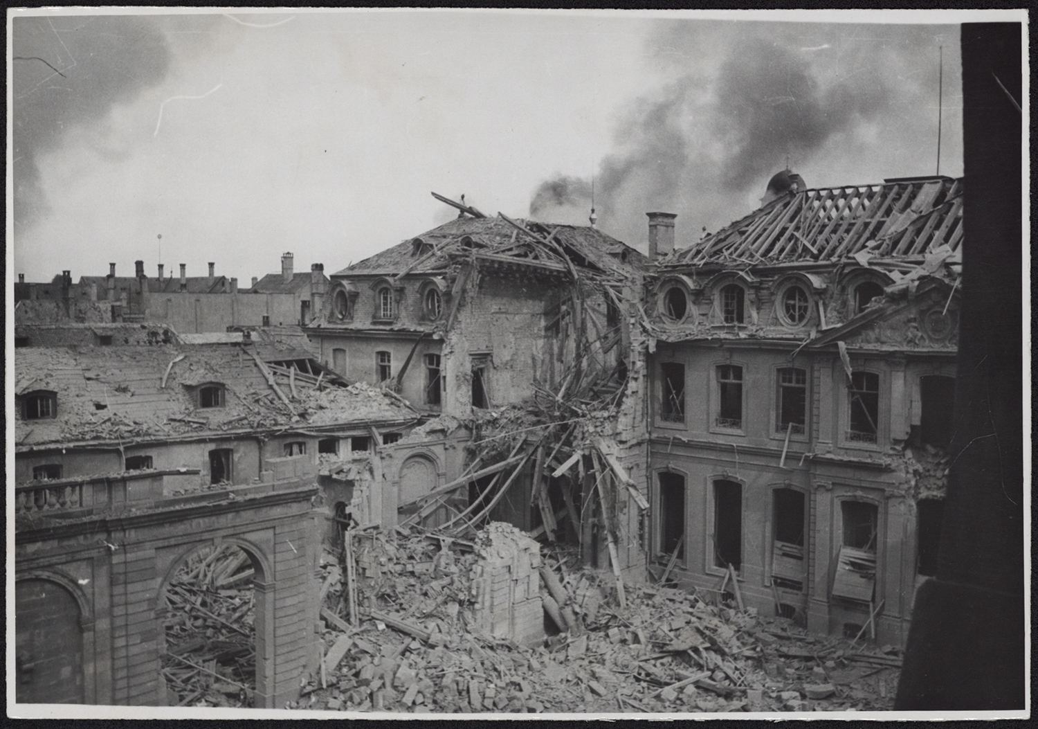 Vue d'ensemble des dommages de guerre sur l'angle sud-est.