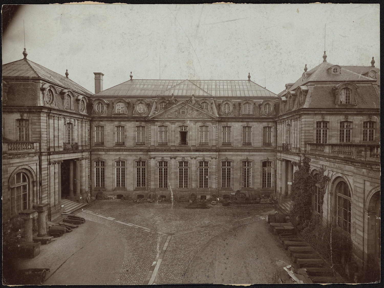 Vue d’ensemble depuis la terrasse du portail principal.