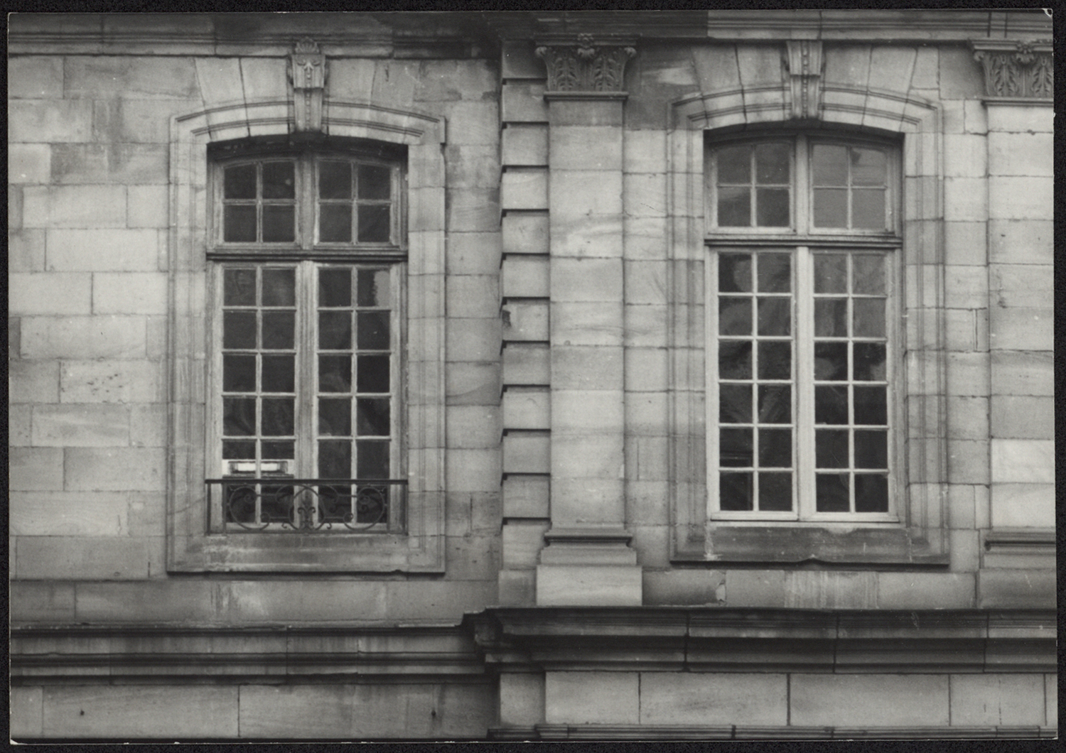 Vue de détail de deux fenêtres de la façade sur cour du corps de logis.