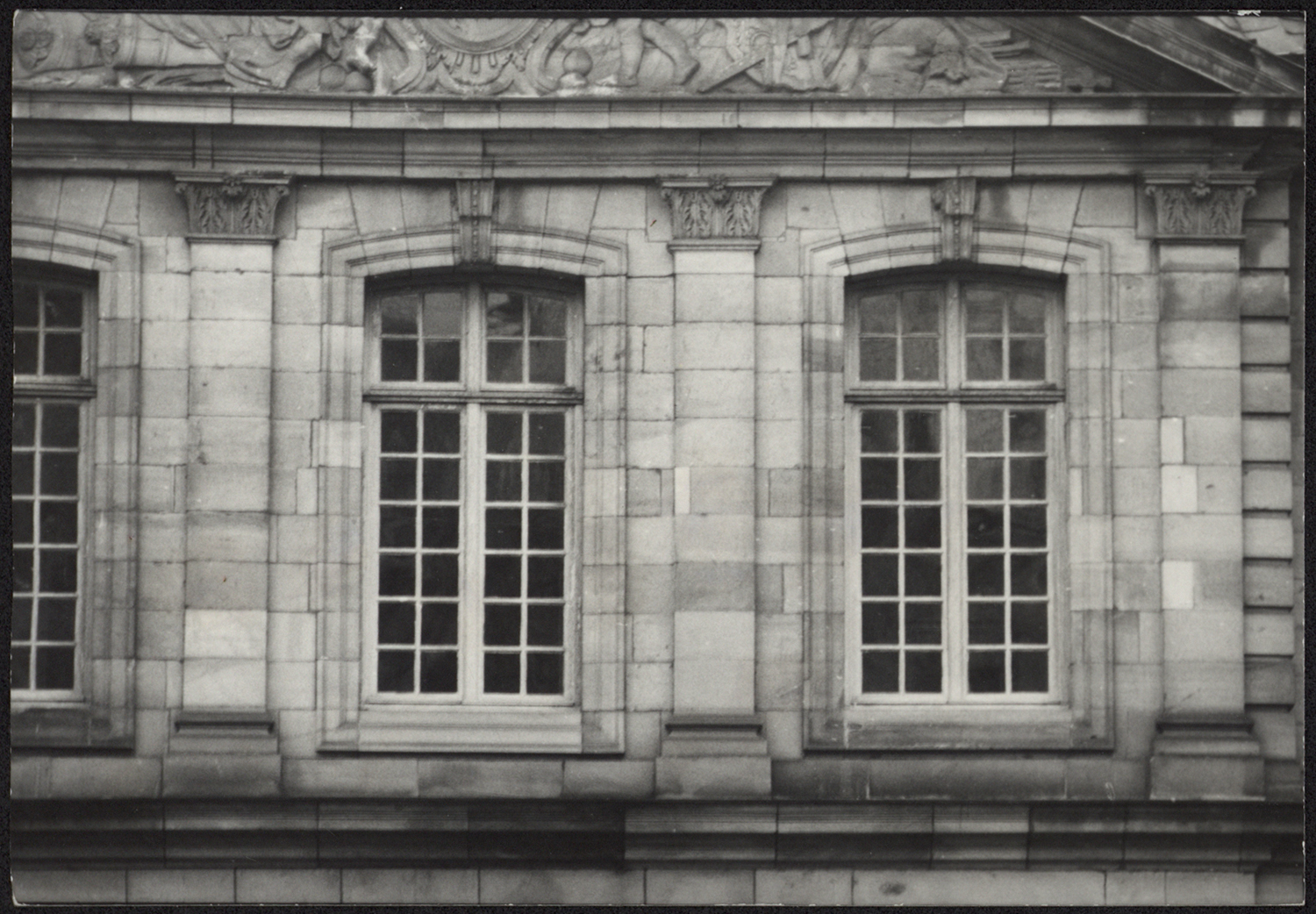 Vue de détail de deux fenêtres de la façade sur cour du corps de logis.