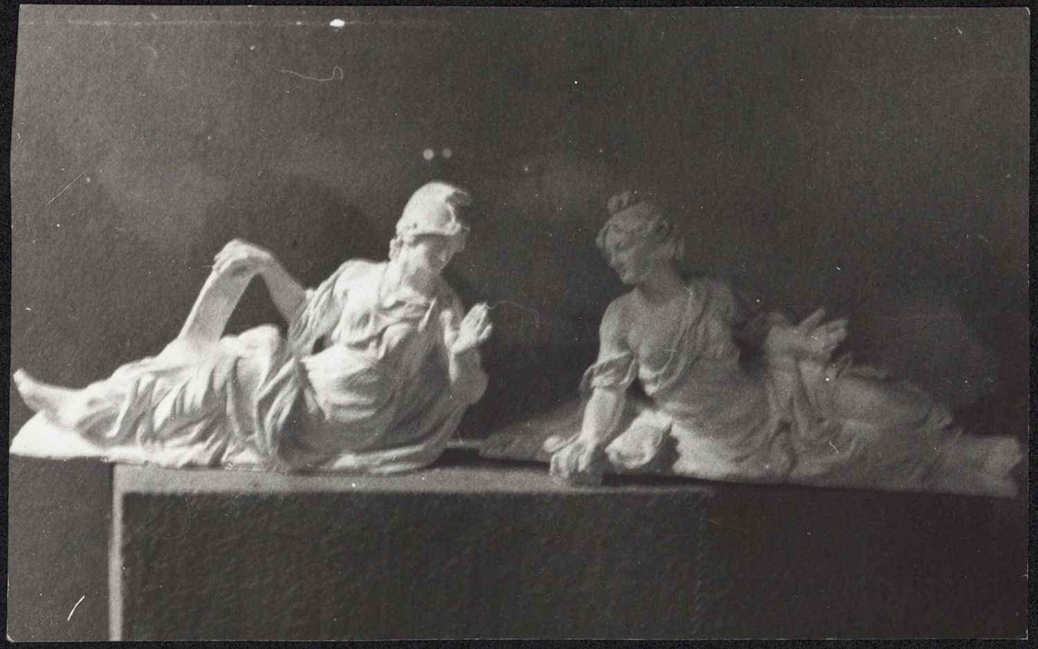 Vue d’ensemble des moulages des statues du fronton nord du corps de logis.