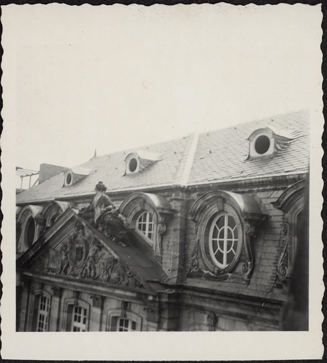 Vue de détail des dommages provoqués par la grêle sur la toiture de la façade nord du corps du logis. 