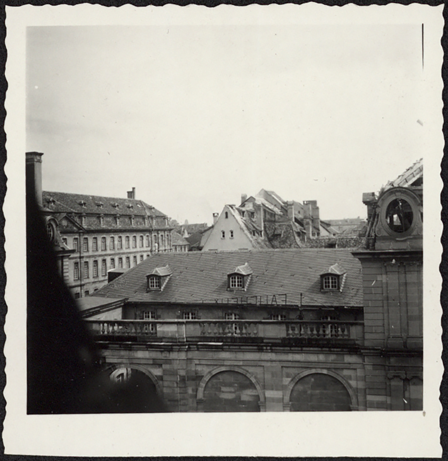 Vue de détail des dommages provoqués par la grêle sur la toiture de la façade nord du corps du logis. 