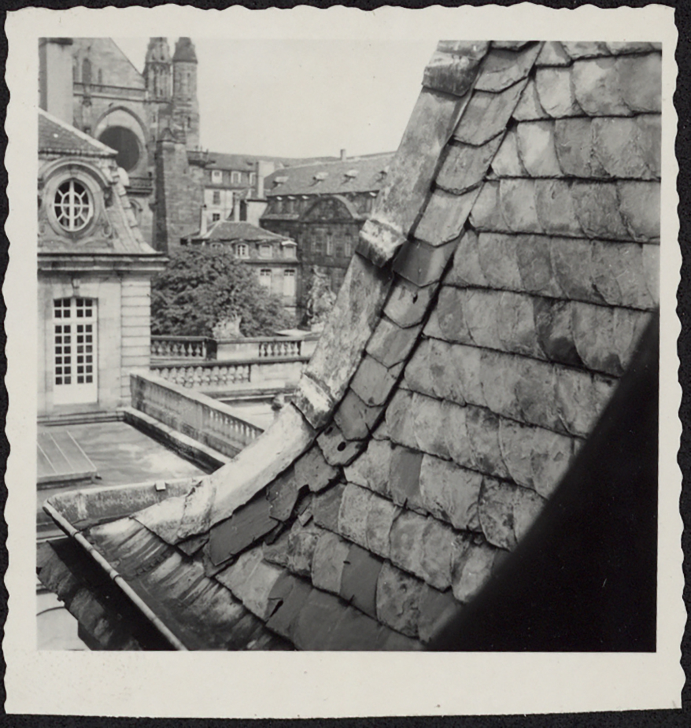 Vue de détail des dommages provoqués par la grêle sur la toiture de l’aile ouest.