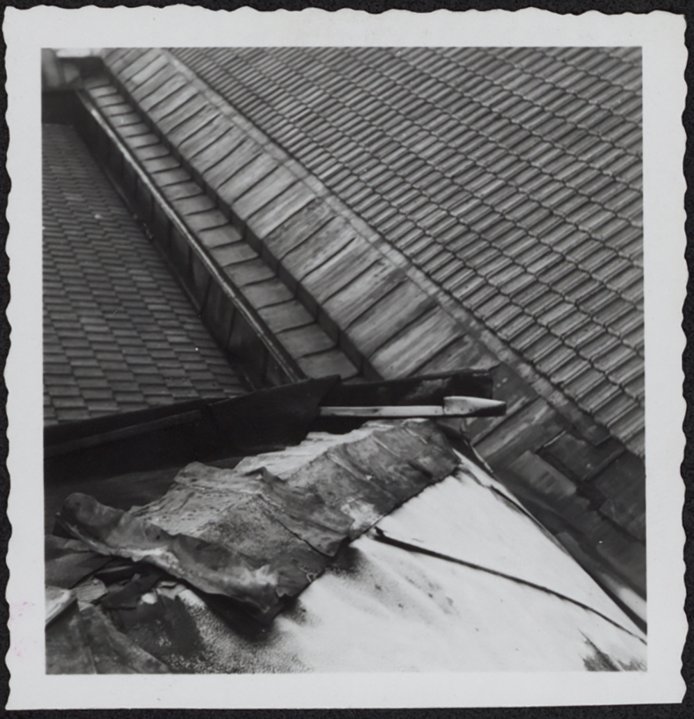 Vue de détail de la couverture provisoire en carton bitumé sur un terrasson du pavillon sud-est. 