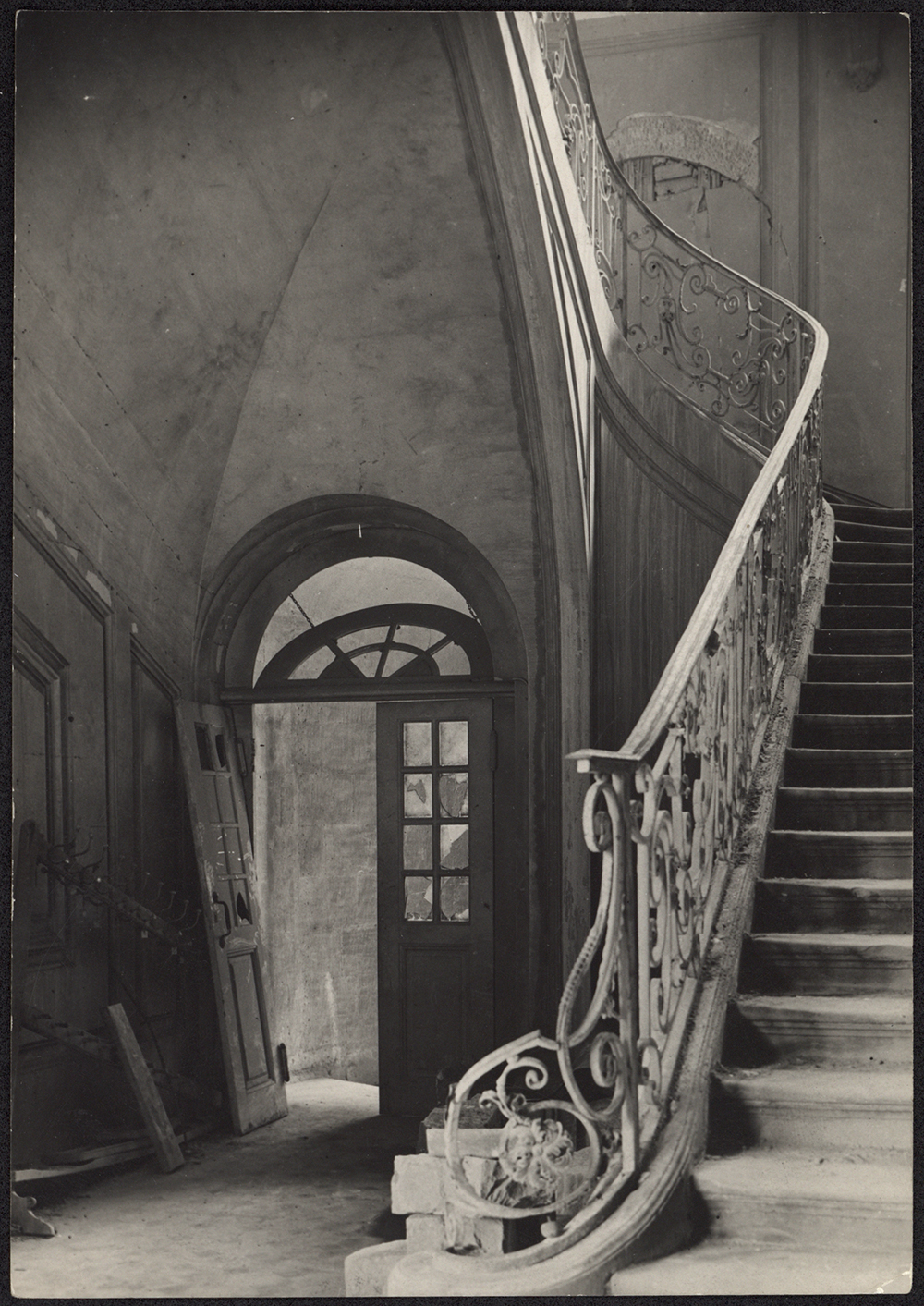 Vue de détail du départ de l'escalier sud-est du rez-de-chaussée du corps de logis. 