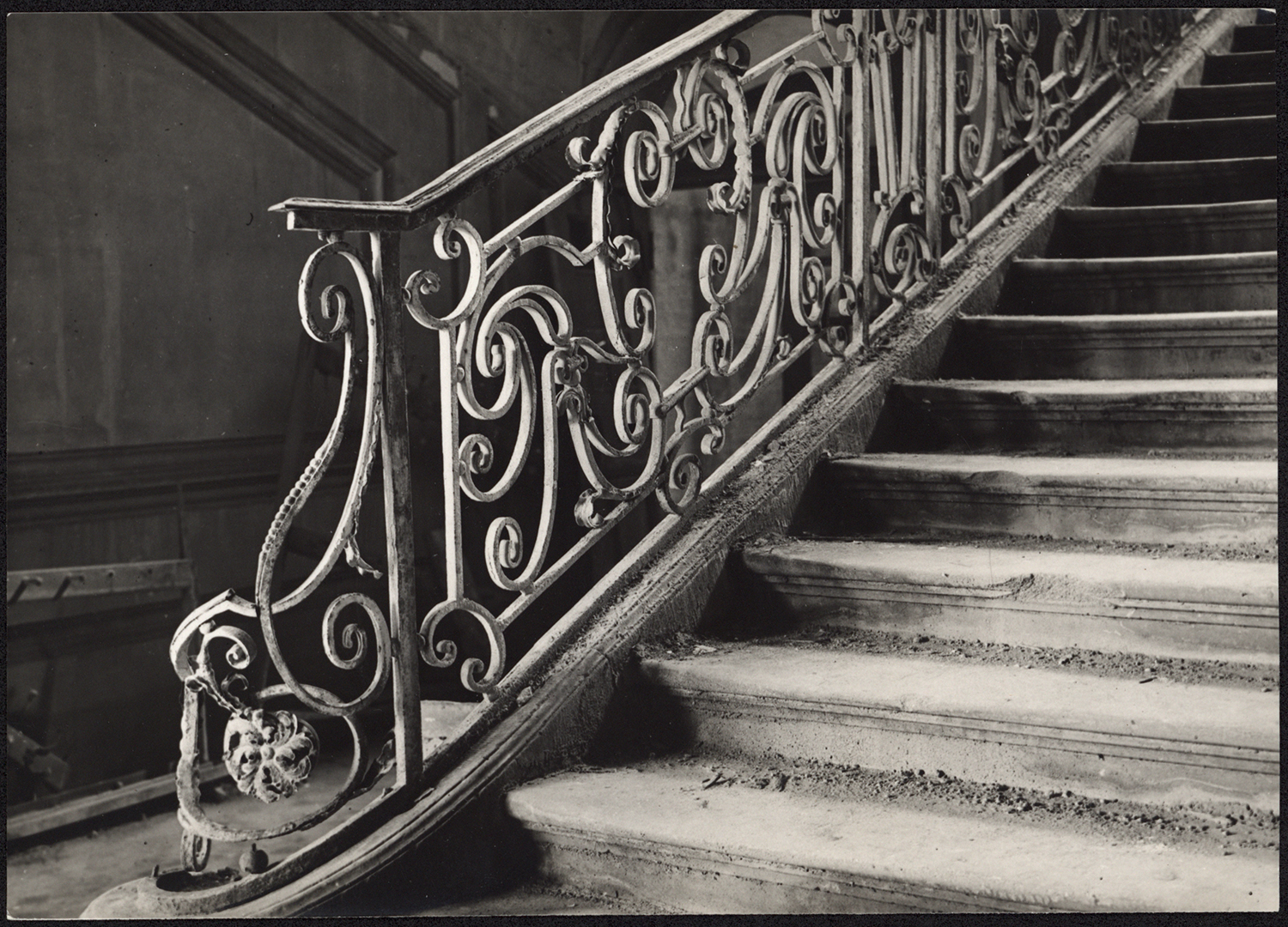 Vue de détail de la rampe en fer forgé de l'escalier sud-est du rez-de-chaussée du corps de logis.