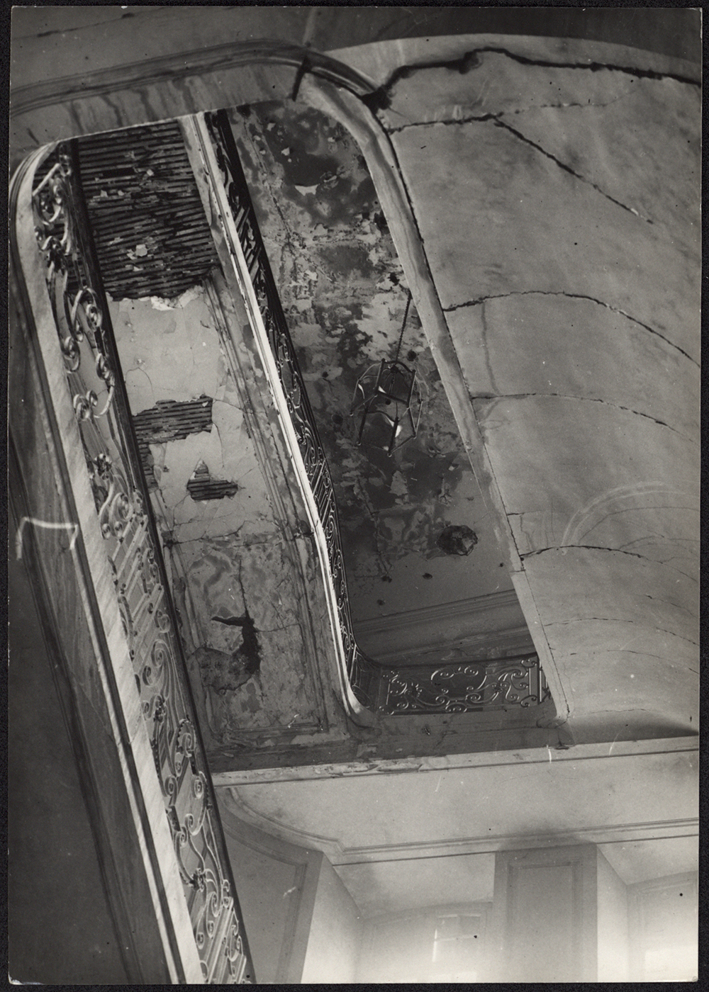 Vue d’ensemble du plafond de l’escalier sud-est du rez-de-chaussée du corps du logis. 