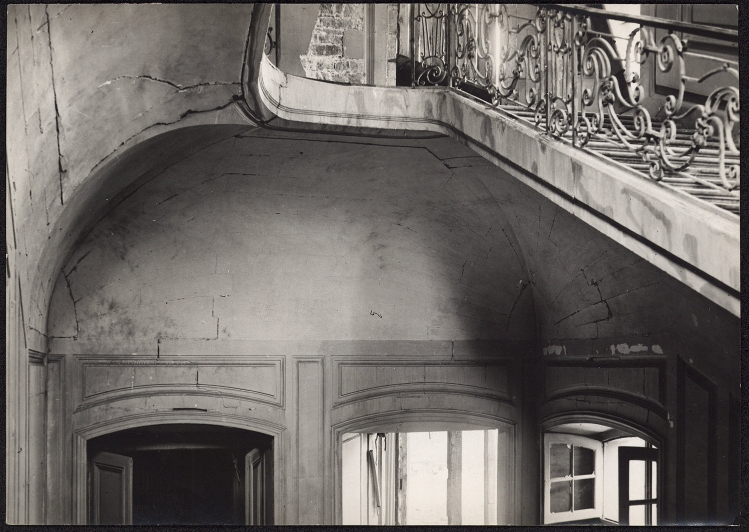 Vue de détail de l’angle sud-ouest du plafond de l’escalier sud-est du rez-de-chaussée du corps de logis.