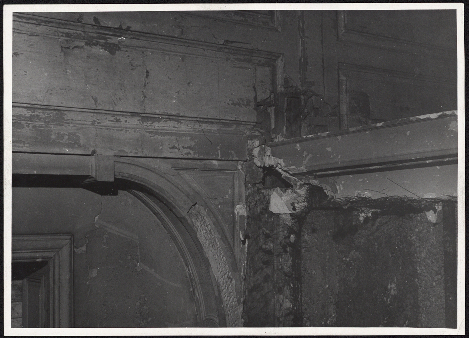 Vue des dommages de guerre sur le grand escalier au premier étage du corps de logis.