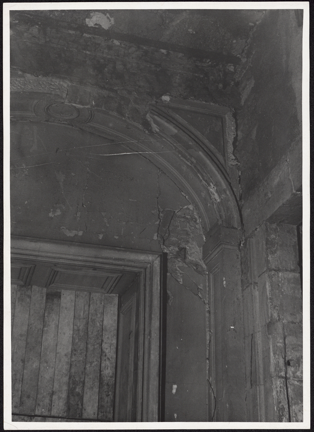 Vue des dommages de guerre sur le grand escalier au premier étage du corps de logis.