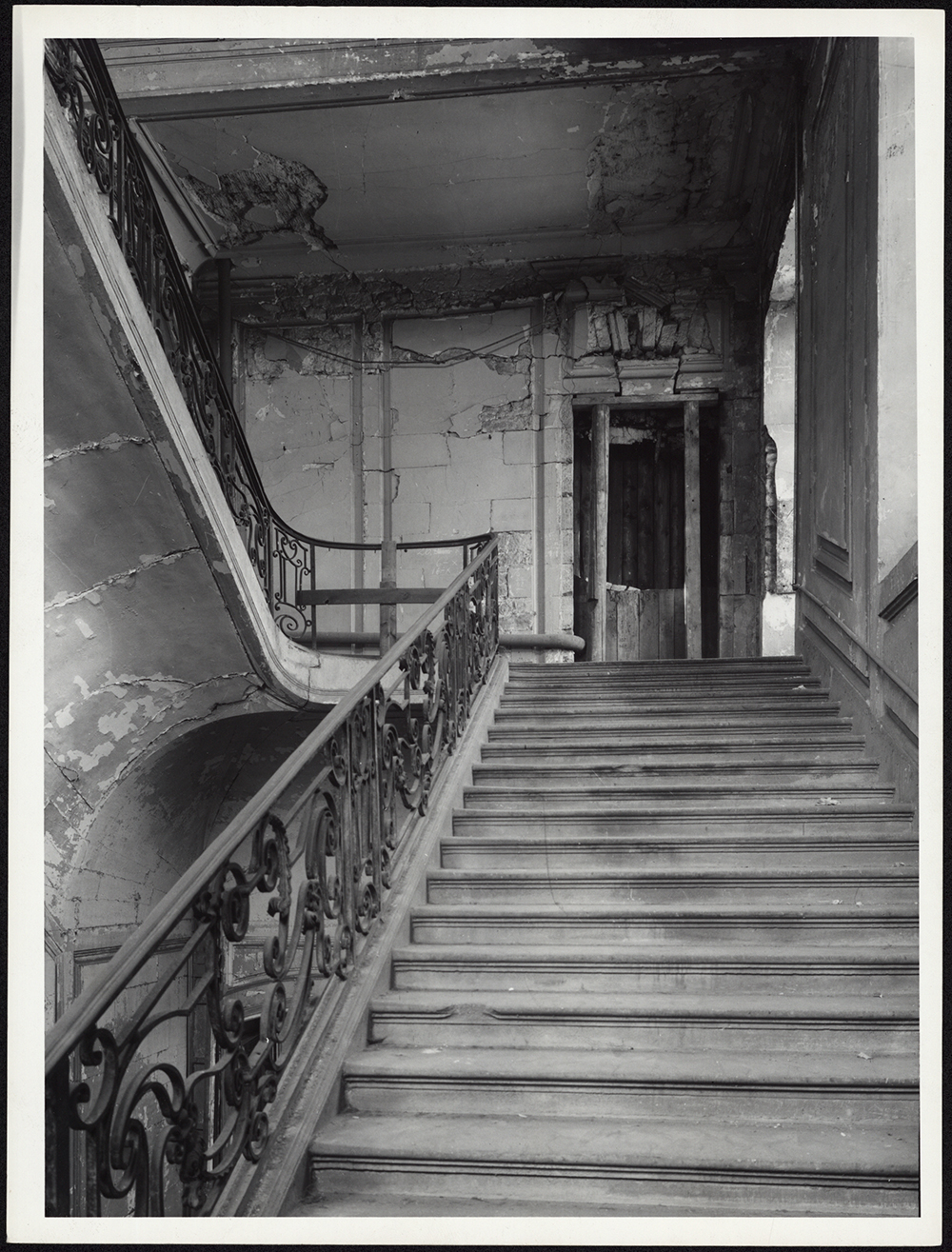 Vue de détail de l’état avant restauration du grand escalier du corps de logis.