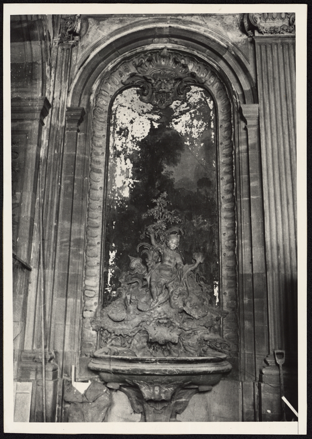 Vue de détail d’une fontaine à l'extrémité nord de la grande salle à manger.