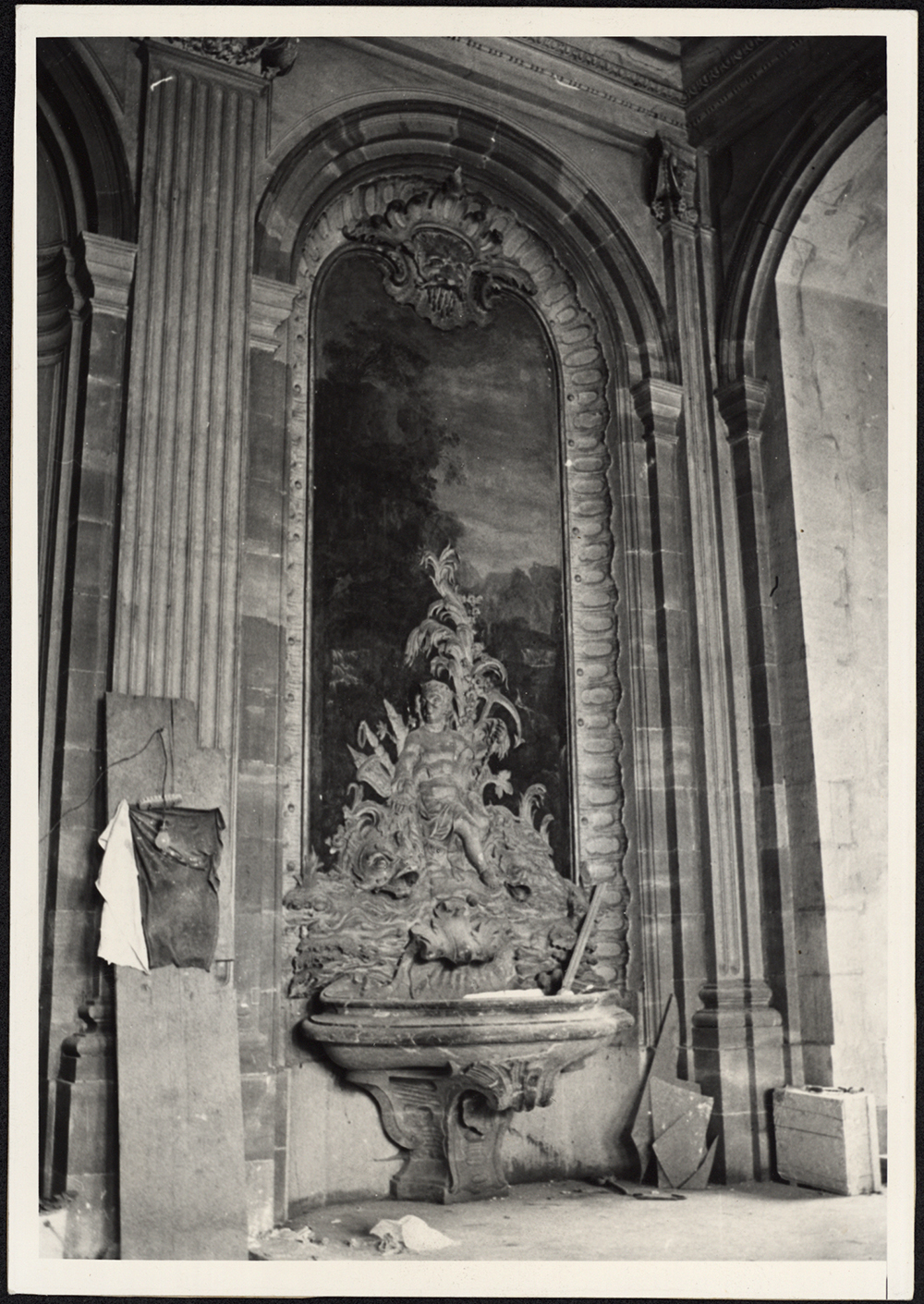 Vue de détail d’une fontaine à l'extrémité nord de la grande salle à manger.