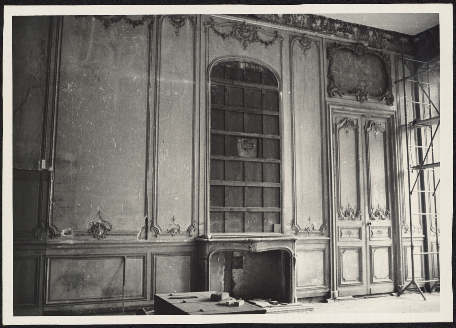 Vue d’ensemble de la restauration des lambris du mur ouest du salon du matin.