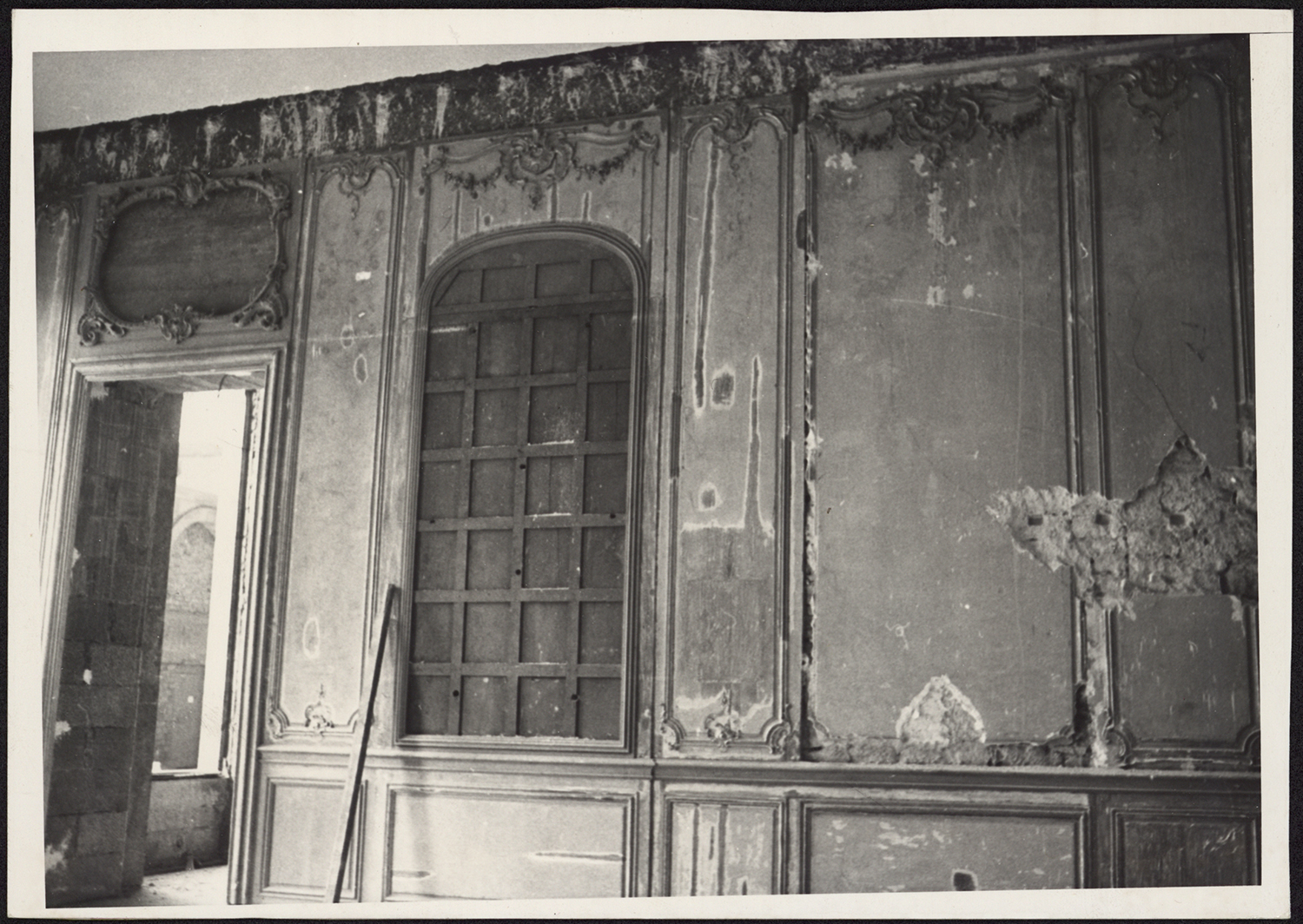 Vue d’ensemble de la restauration  des lambris du mur est du salon du matin.