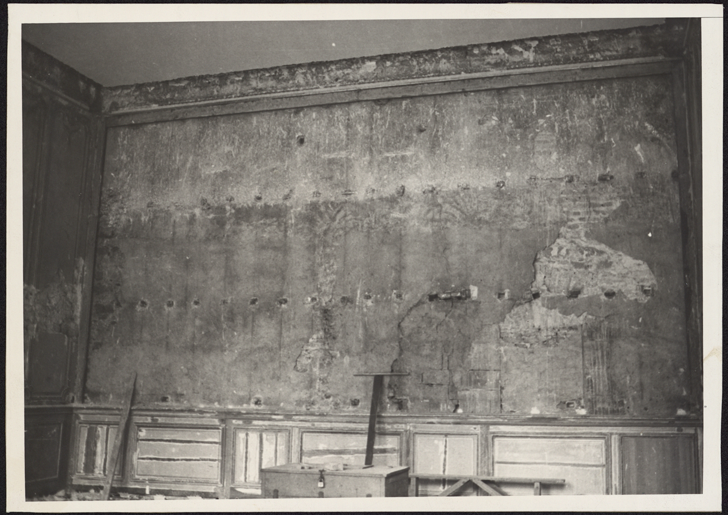 Vue d’ensemble de la restauration des lambris du mur sud du salon du matin.