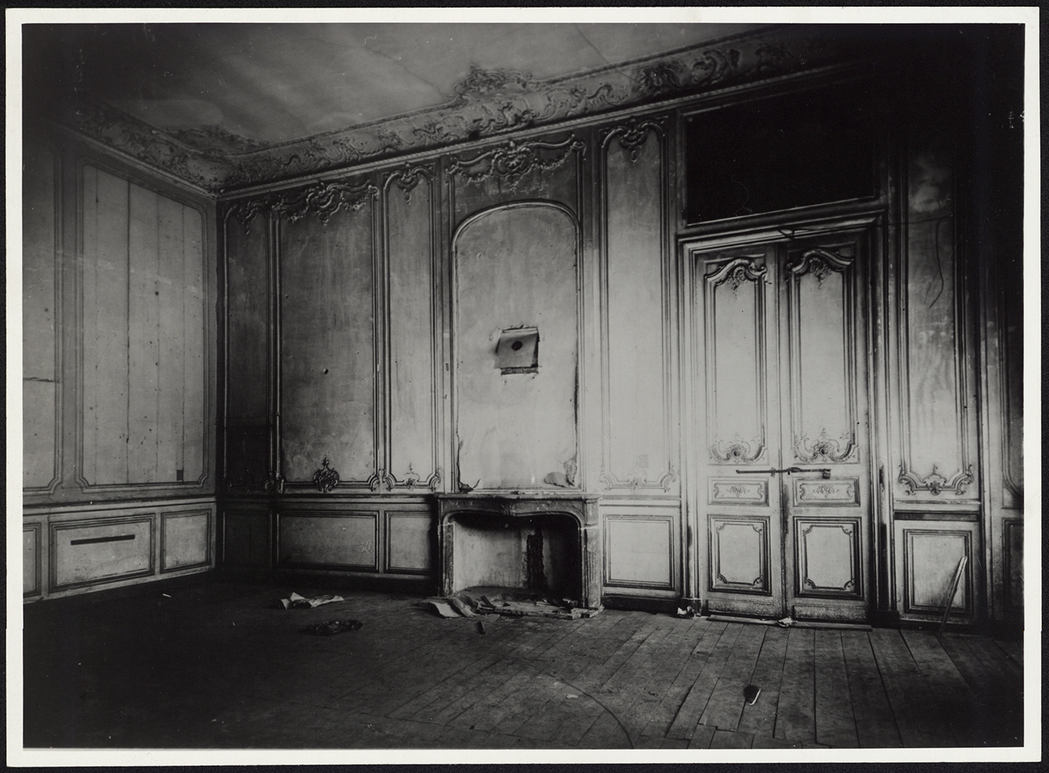 Vue d’ensemble de l’état pendant l’entre-deux-guerres du mur ouest du salon du matin.