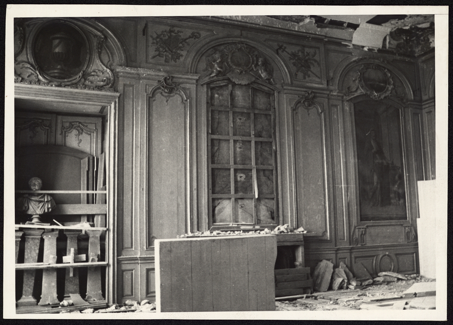 Vue d’ensemble du mur nord du salon des évêques en cours de restauration.