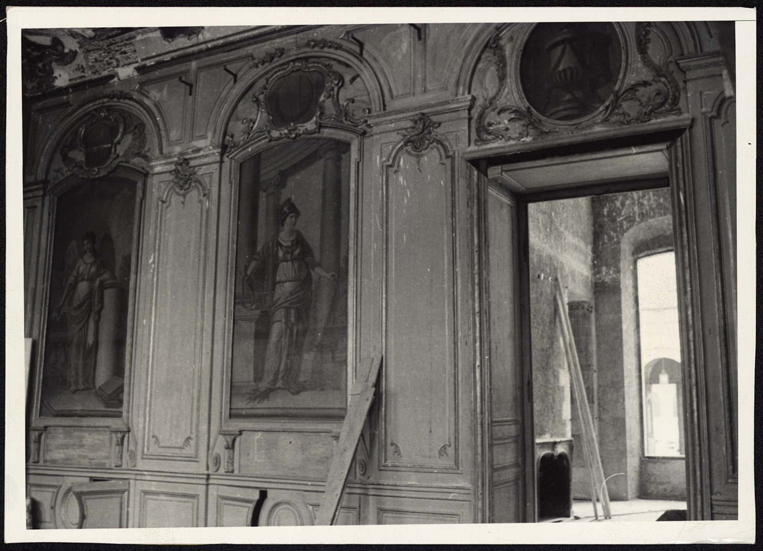 Vue d’ensemble du mur nord du salon des évêques en cours de restauration.