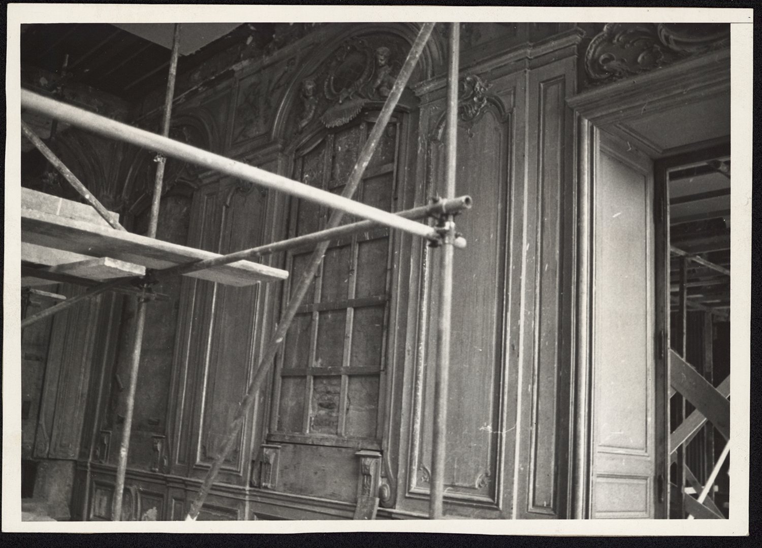 Vue d’ensemble du mur est du salon des évêques en cours de restauration.