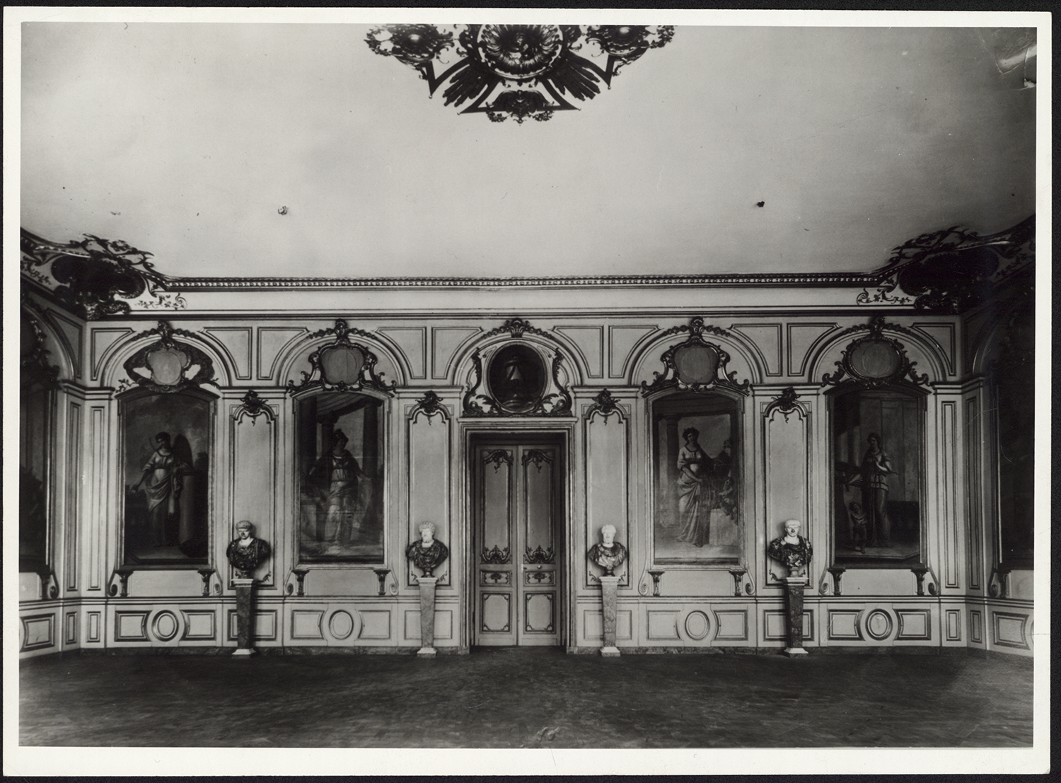 Vue d’ensemble du mur nord du salon des évêques dans l’état antérieur à 1939.