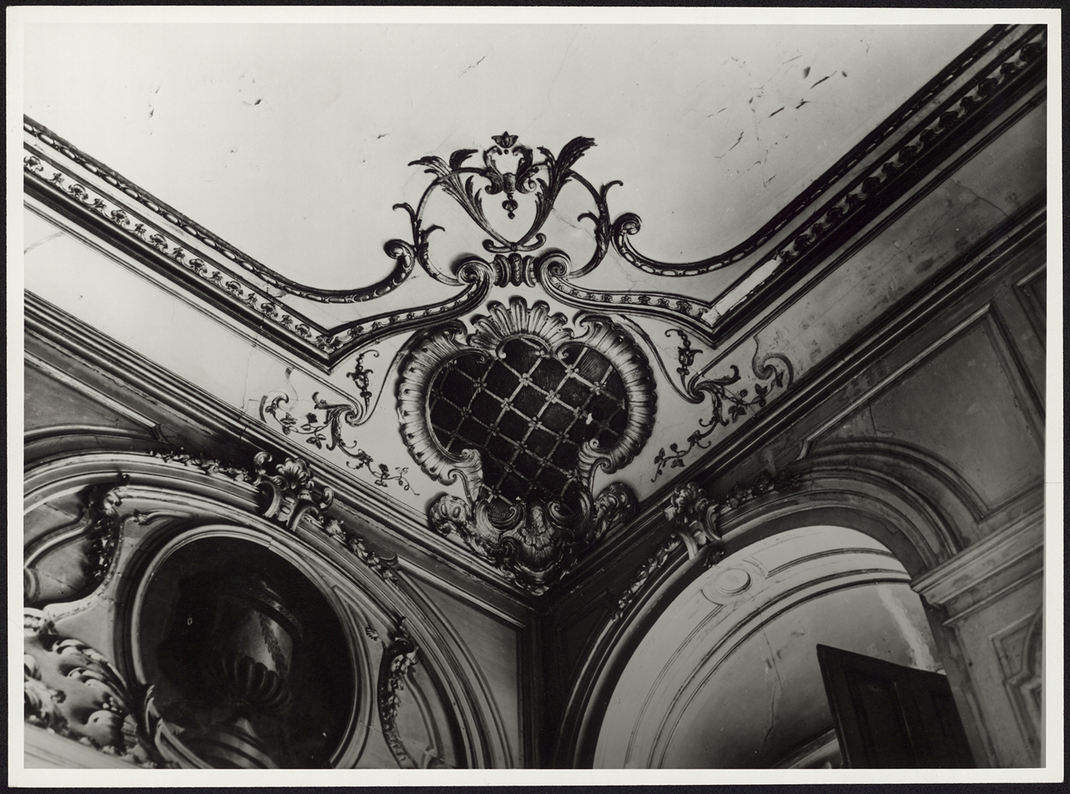 Vue de détail de l'angle sud-est du plafond du salon des évêques dans l’état antérieur à 1939.