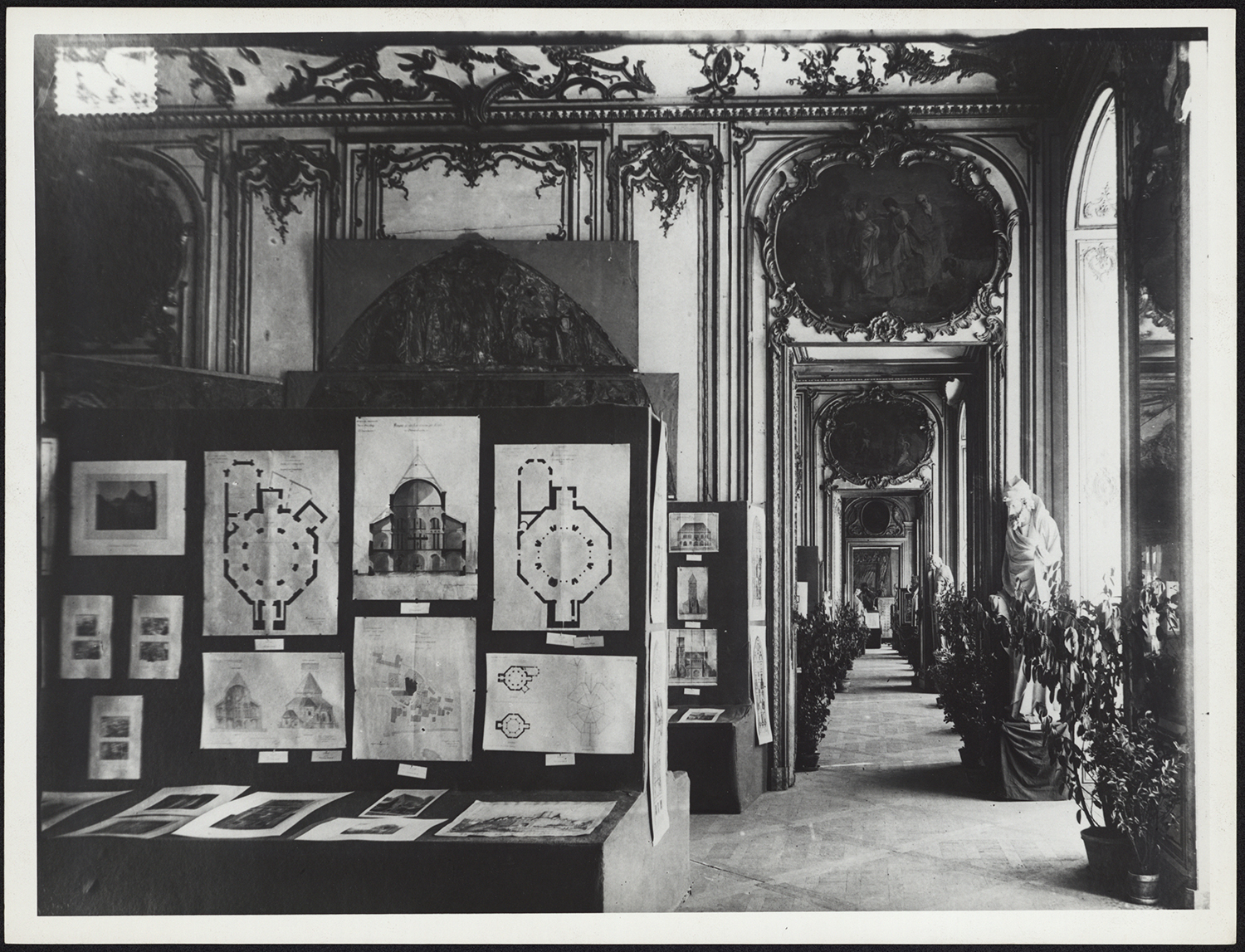 Vue d’ensemble de l’exposition de 1901 relative aux monuments historiques dans l’enfilade vers l’est depuis le salon du roi (salle consacrée à Ottmarsheim).