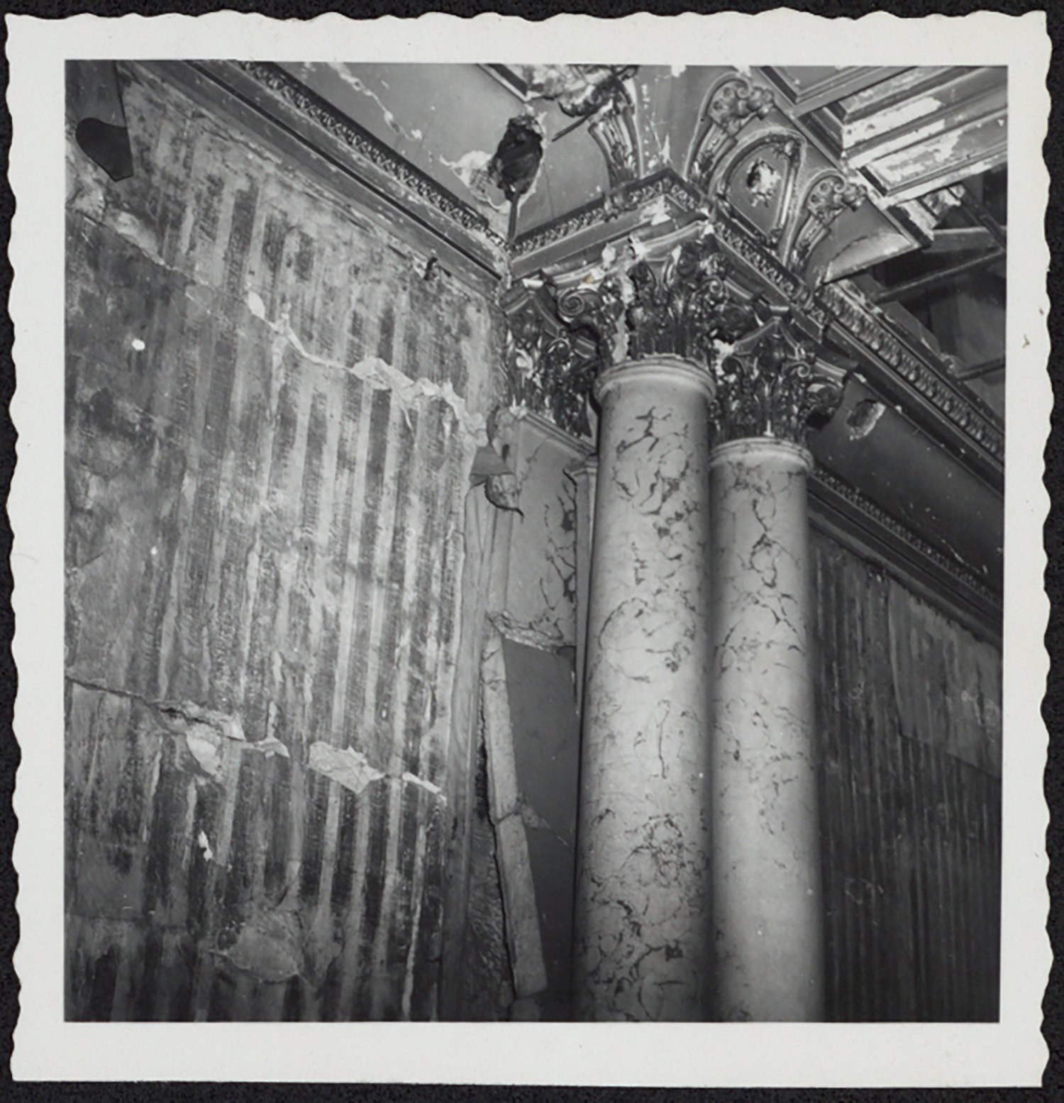 Vue de détail de deux colonnes jumelées du corps du logis.