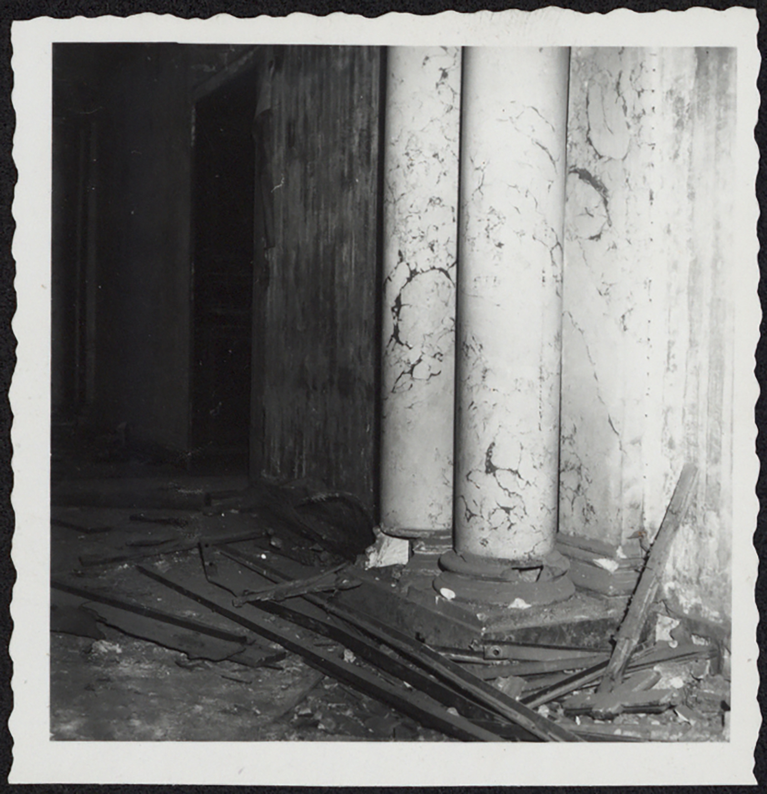 Vue de détails de la base de deux colonnes jumelées du corps de logis.