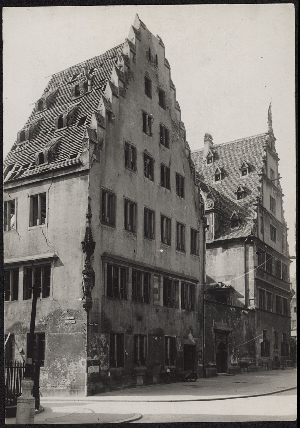 Vue d’ensemble des façades sur la place depuis le nord-est.